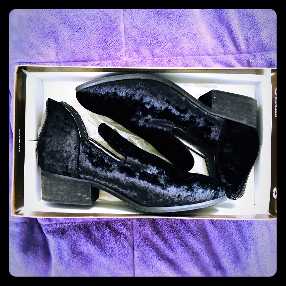 Ecoté Black Velvet Cutout Booties